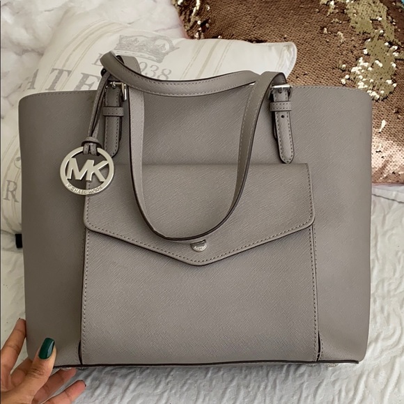MICHAEL Michael Kors Handbags - 🎉HP🎉 Michael Kors Pearl Gray Jet Set Bag